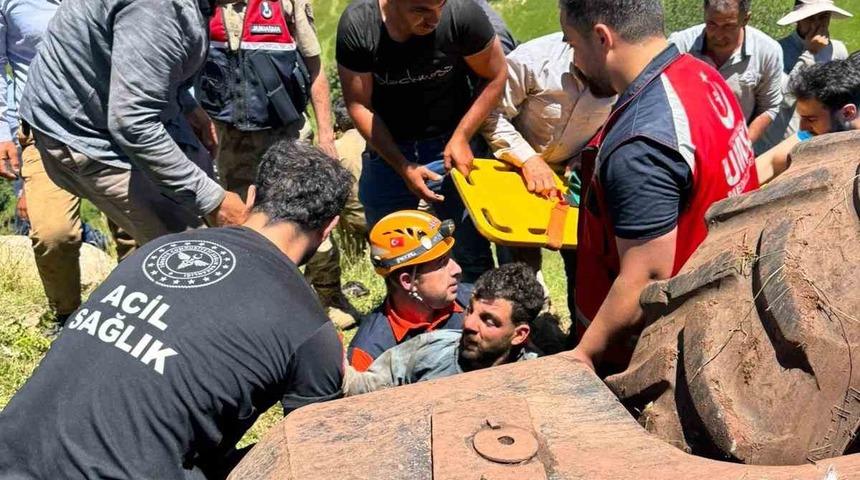 Siirt&rsquo;te trakt&ouml;r&uuml;n altında kalan s&uuml;r&uuml;c&uuml; ağır yaralandı