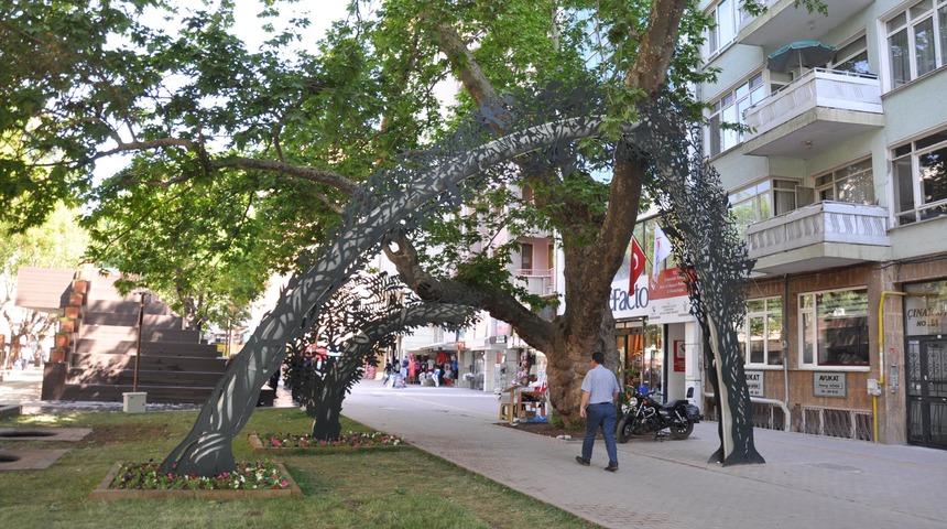 205 yıllık &ccedil;ınara demir profilli destek