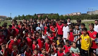 Cengiz &Uuml;nder, memleketi Balıkesir&rsquo;de gen&ccedil; sporcularla buluştu