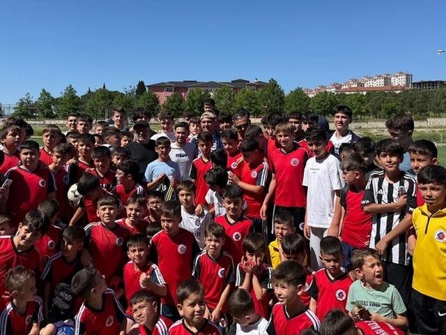 Cengiz &Uuml;nder, memleketi Balıkesir&rsquo;de gen&ccedil; sporcularla buluştu