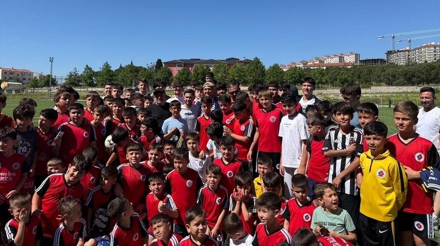 Cengiz &Uuml;nder, memleketi Balıkesir&rsquo;de gen&ccedil; sporcularla buluştu