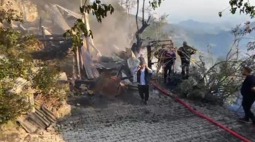 Yayla evinden ormana sı&ccedil;rayan yangın s&ouml;nd&uuml;r&uuml;ld&uuml;