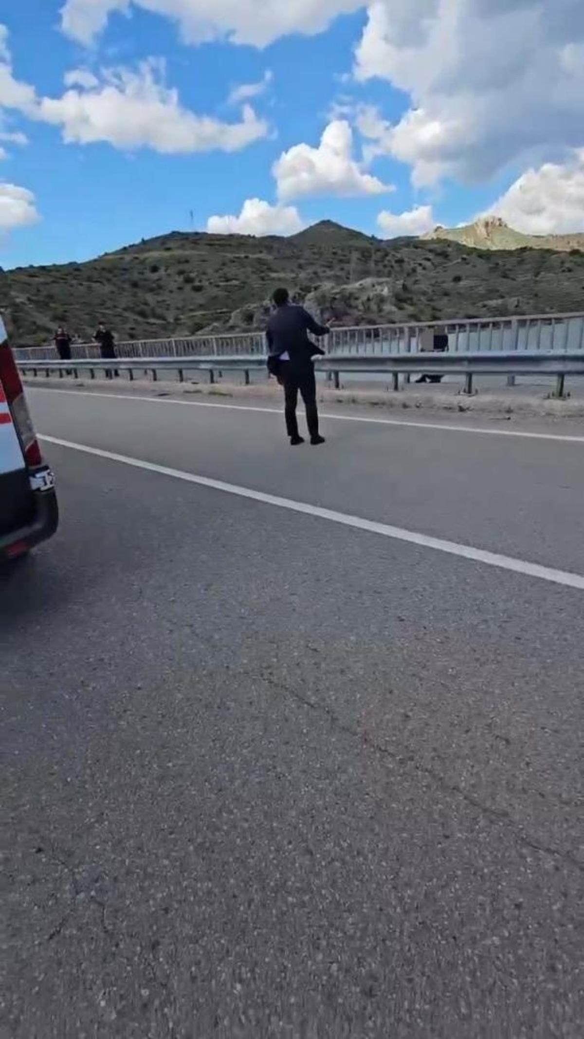 Viyad&uuml;kten atlamak isteyen şahsı kaymakam ikna etti 2