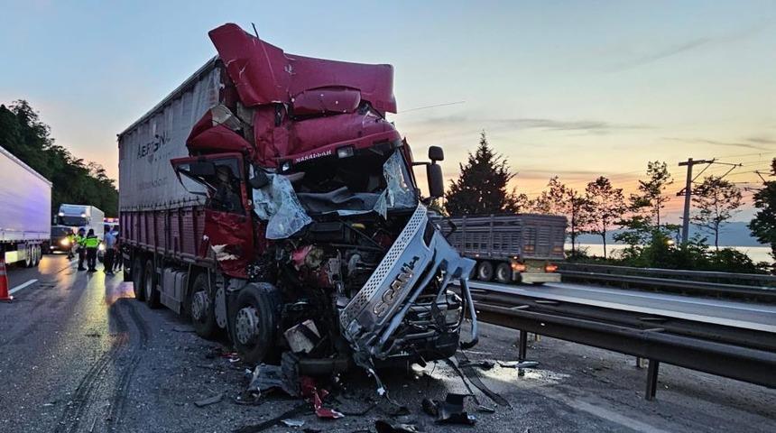 Yer: Sakarya! Hurdaya d&ouml;nen ara&ccedil;tan hafif sıyrıklarla kurtuldu