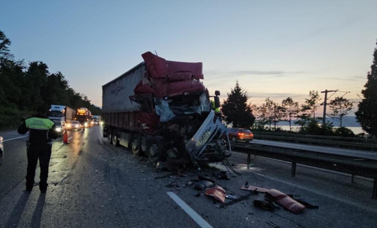 Yer: Sakarya! Hurdaya dönen araçtan hafif sıyrıklarla kurtuldu 2