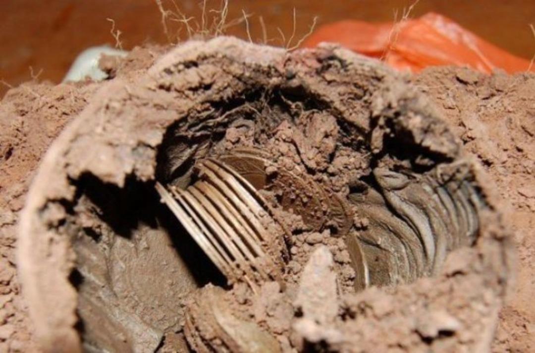 Odunluğu tamir ettiren adam tesad&uuml;fen hazine buldu!