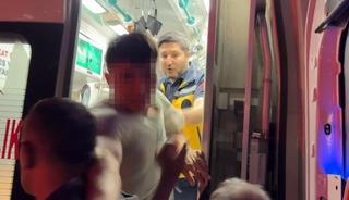 Ambulanstan fırlayıp gazeteciye b&ouml;yle saldırdı