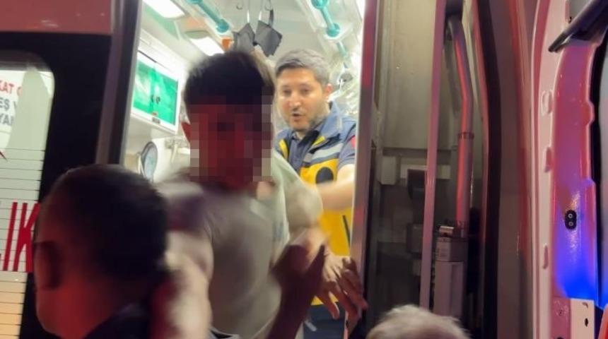 Ambulanstan fırlayıp gazeteciye b&ouml;yle saldırdı