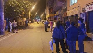 Akılalmaz kaza! Mahalle sokağa d&ouml;k&uuml;ld&uuml;, binalar tahliye edildi