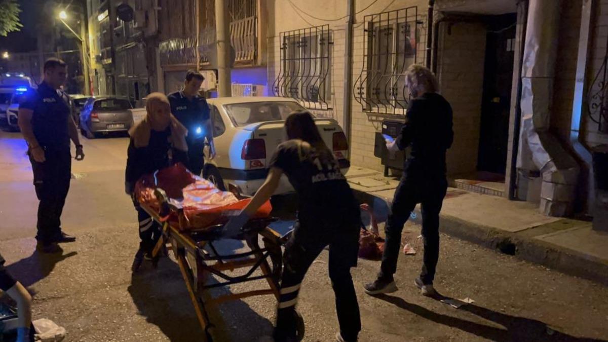 Oğlunun elinden kaçan anne kanlar içinde kendini sokağa attı