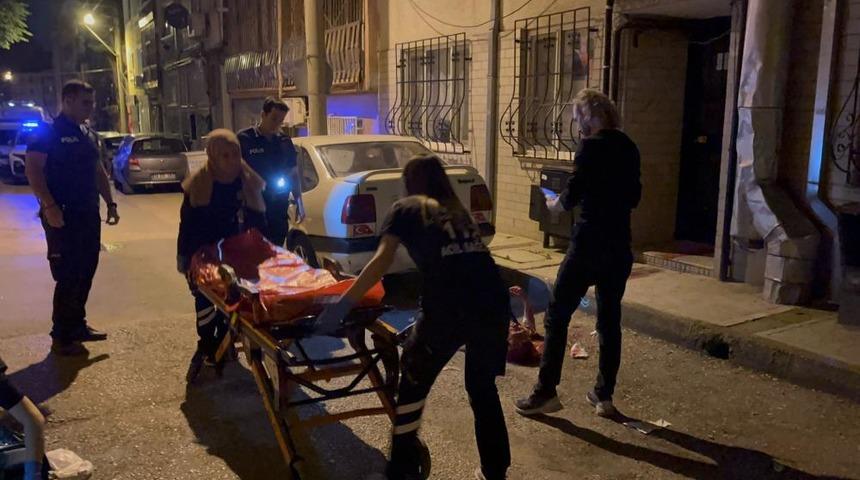 Oğlunun elinden ka&ccedil;an anne kanlar i&ccedil;inde kendini sokağa attı