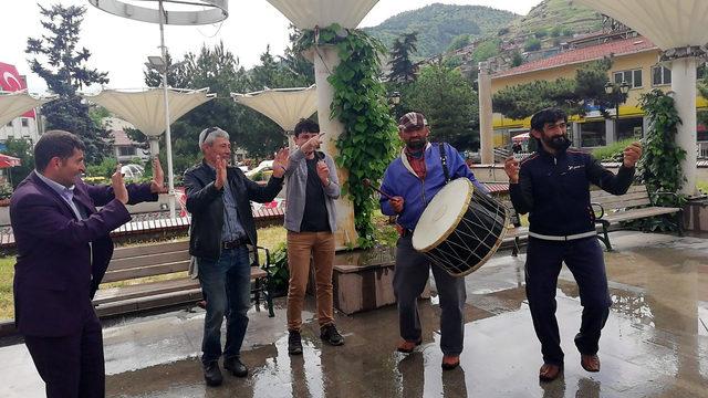 İşitme engelliler, farkındalık için davul ve düdük çaldı 1