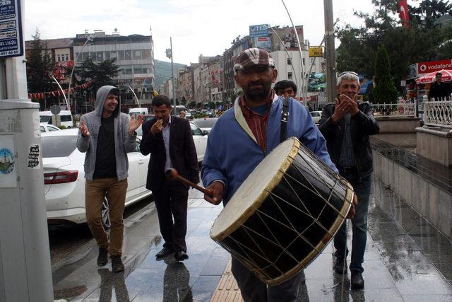 İşitme engelliler, farkındalık için davul ve düdük çaldı 3