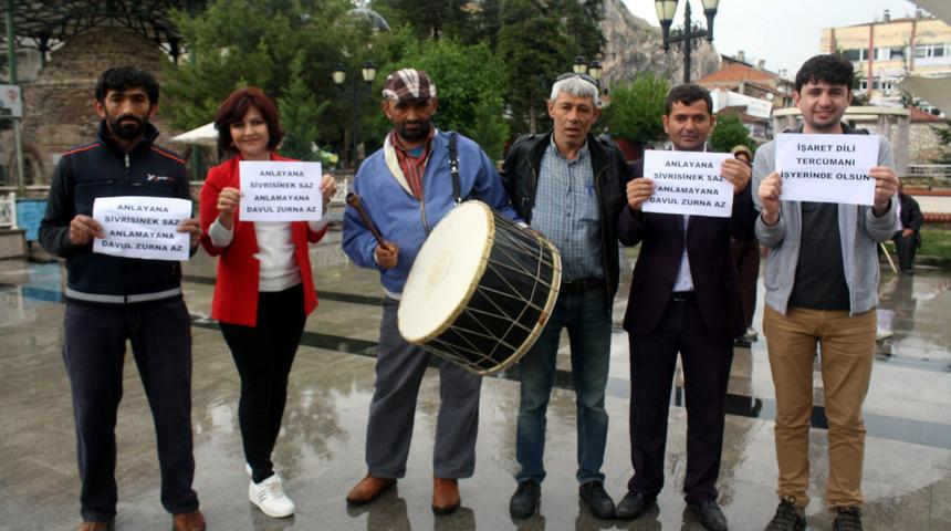 İşitme engelliler, farkındalık i&ccedil;in davul ve d&uuml;d&uuml;k &ccedil;aldı