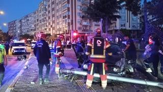 Balıkesir'de otomobilin istinat duvarına çarptığı kazada 1 kişi öldü, 1 kişi yaralandı