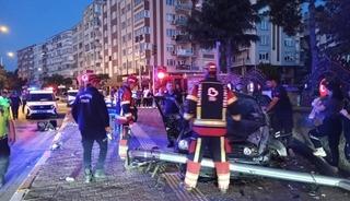 Balıkesir'de otomobilin istinat duvarına &ccedil;arptığı kazada 1 kişi &ouml;ld&uuml;, 1 kişi yaralandı