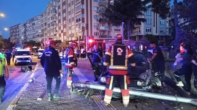 Balıkesir'de otomobilin istinat duvarına çarptığı kazada 1 kişi öldü, 1 kişi yaralandı