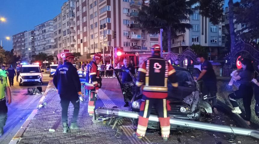 Balıkesir'de otomobilin istinat duvarına &ccedil;arptığı kazada 1 kişi &ouml;ld&uuml;, 1 kişi yaralandı