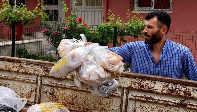 Çöpe atılan tonlarca ekmeği toplayıp hayvanları besliyor 1