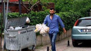 Çöpe atılan tonlarca ekmeği toplayıp hayvanları besliyor