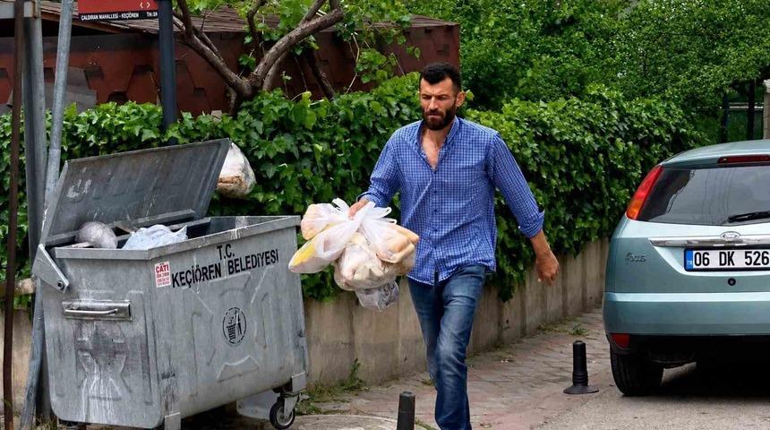 &Ccedil;&ouml;pe atılan tonlarca ekmeği toplayıp hayvanları besliyor