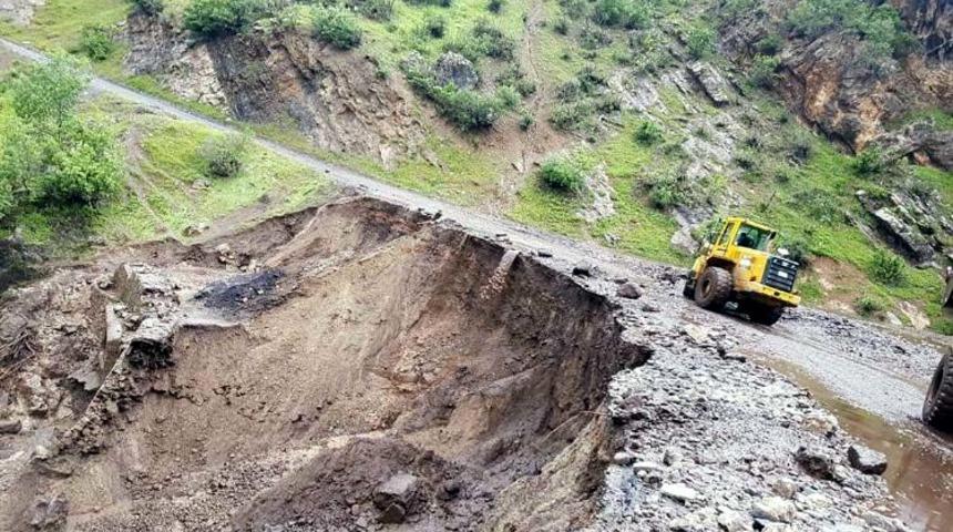 Faciadan d&ouml;n&uuml;ld&uuml;! Şırnak- Hakkari karayolunda b&uuml;y&uuml;k heyelan