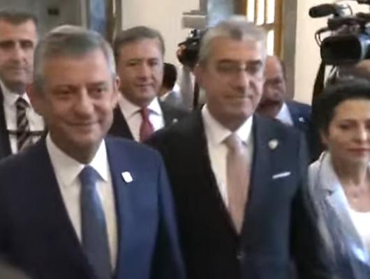 &Ouml;zel'den Kılı&ccedil;daroğlu'na 'ihanet' g&ouml;ndermesi! Yanındaki isme de &ccedil;ok sert y&uuml;klendi