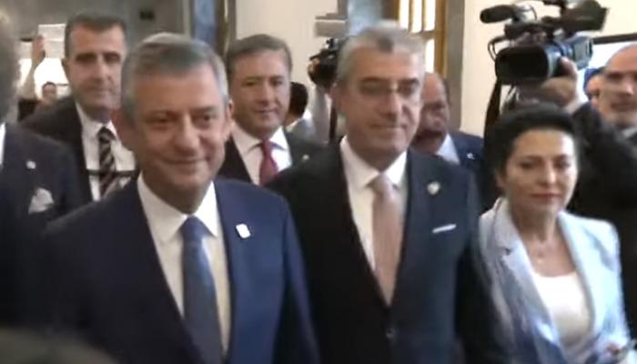 &Ouml;nce sloganları susturdu sonra... &Ouml;zel'den Kılı&ccedil;daroğlu'na 'ihanet' g&ouml;ndermesi