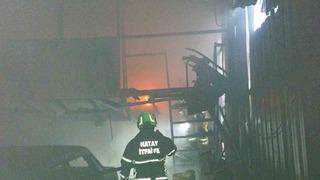 Antakya’da iş yeri alevlere teslim oldu