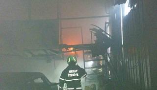 Antakya&rsquo;da iş yeri alevlere teslim oldu