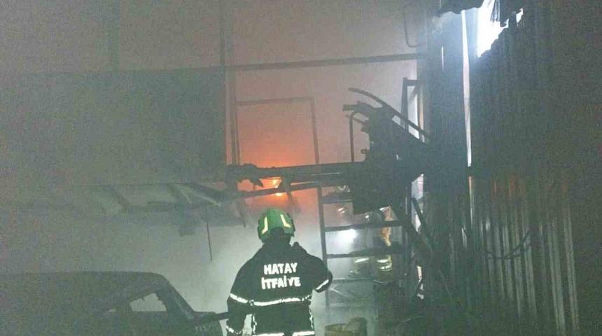 Antakya&rsquo;da iş yeri alevlere teslim oldu