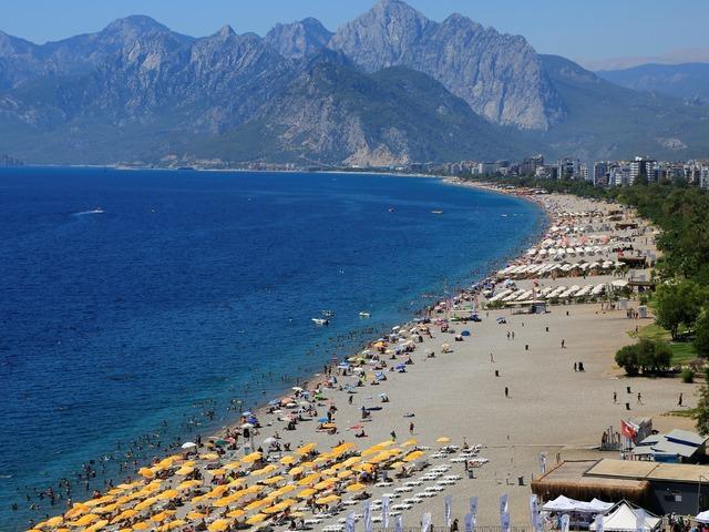 Antalya'da turizm sezonu ge&ccedil; a&ccedil;ıldı ama hızlı başladı