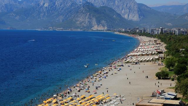 Antalya'da turizm sezonu geç açıldı ama hızlı başladı