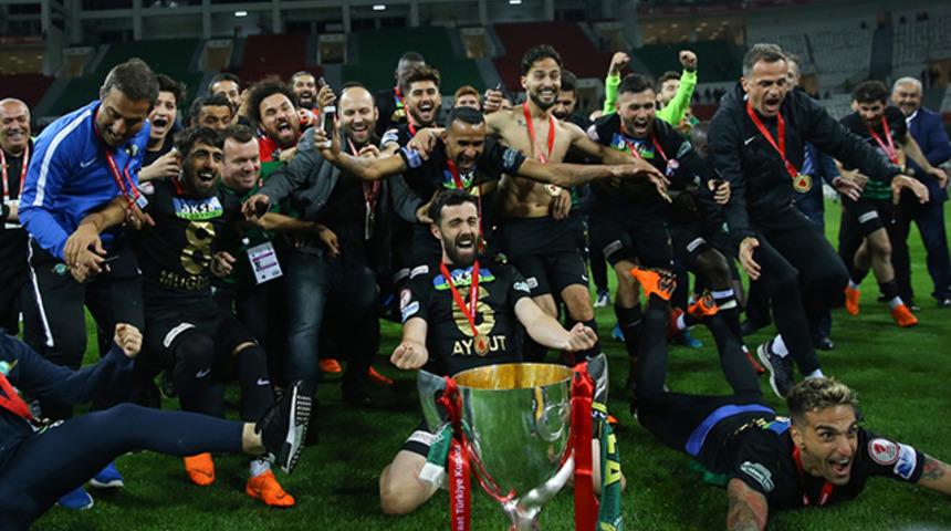 Akhisarsporlu futbolcular, Ziraat T&uuml;rkiye Kupası şampiyonluğunu değerlendirdi!