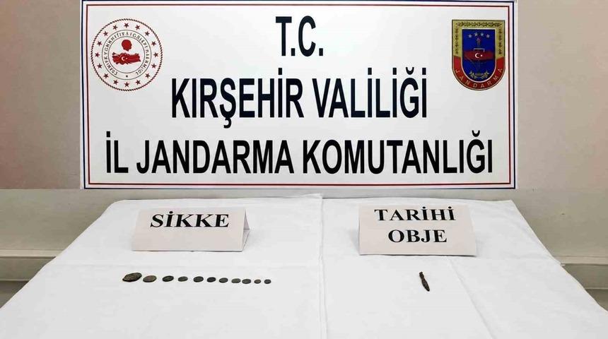 Kırşehir&rsquo;de tarihi eser operasyonu: Sikke ve objeler ele ge&ccedil;irildi