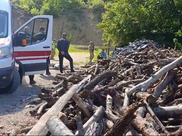 Eşini odunla vura vura &ouml;ld&uuml;r&uuml;p ka&ccedil;tı