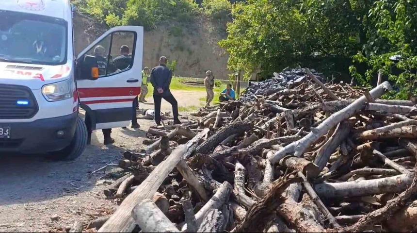 Bulunsun bu cani! Eşini odunla vura vura &ouml;ld&uuml;r&uuml;p ka&ccedil;tı
