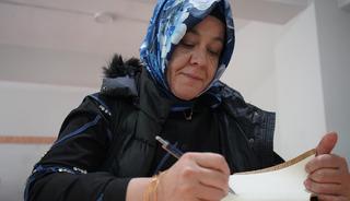 Kızı "yapabilirsin" dedi, 45 yaşında &uuml;niversiteli oldu