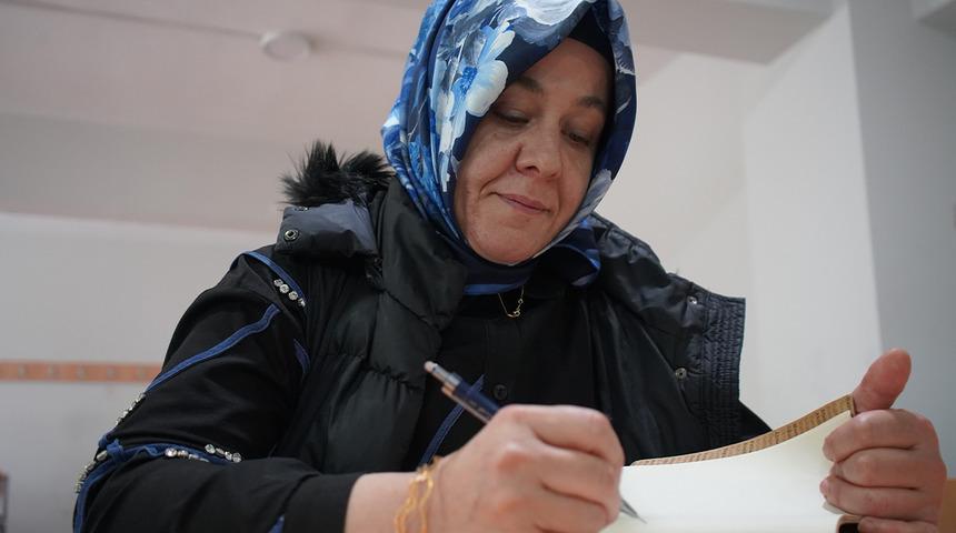 Kızı "yapabilirsin" dedi, 45 yaşında &uuml;niversiteli oldu