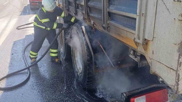 Babaeski'de kamyonda yangın! İtfaiye hızlıca müdahale etti