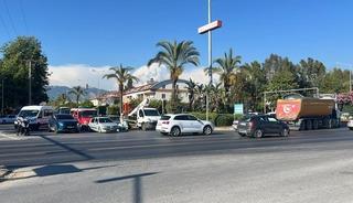 Alanya'da minib&uuml;s ile motosiklet &ccedil;arpıştı: 1'i ağır 2 yaralı