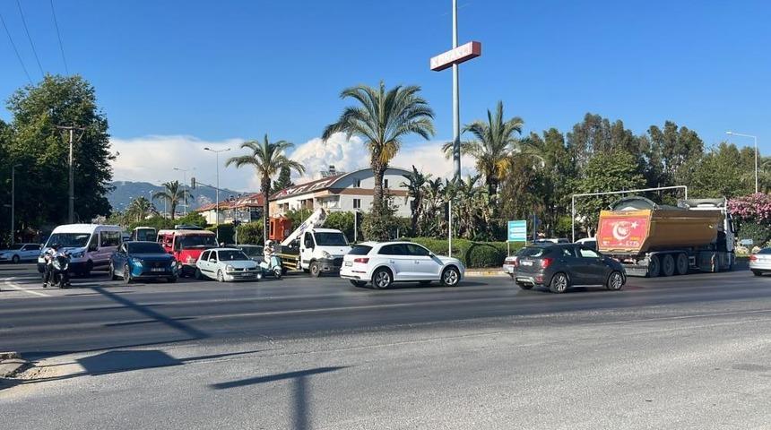 Alanya'da minib&uuml;s ile motosiklet &ccedil;arpıştı: 1'i ağır 2 yaralı