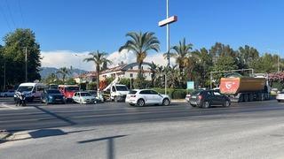 Alanya'da minibüs ile motosiklet çarpıştı: 1'i ağır 2 yaralı