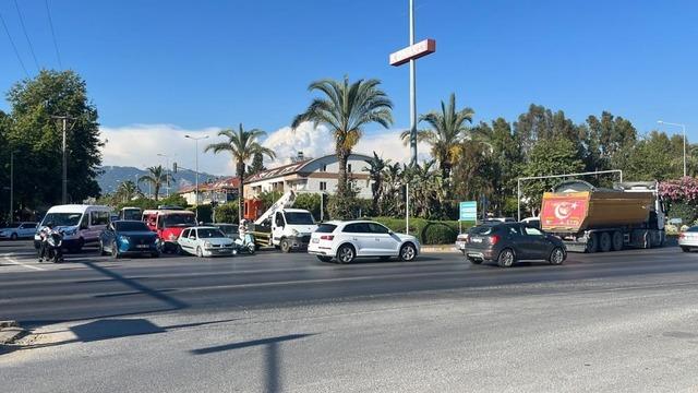 Alanya'da minibüs ile motosiklet çarpıştı: 1'i ağır 2 yaralı