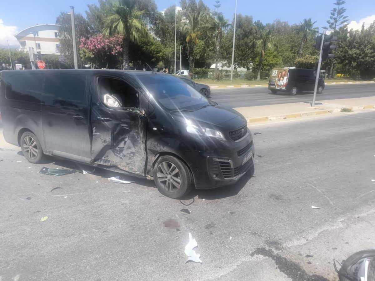 Alanya da minibüs ile motosiklet çarpıştı: 1 i ağır 2 yaralı 3