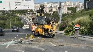 Küçükçekmece’de iş makinesini taşıyan çekici devrildi, sürücü hayatını kaybetti