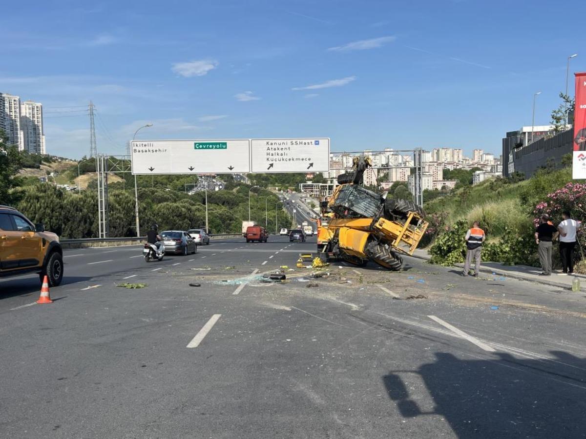 Küçükçekmece’de iş makinesini taşıyan çekici devrildi, sürücü hayatını kaybetti 1