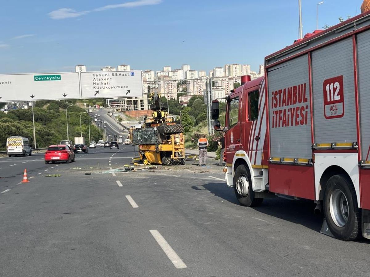 Küçükçekmece’de iş makinesini taşıyan çekici devrildi, sürücü hayatını kaybetti 2
