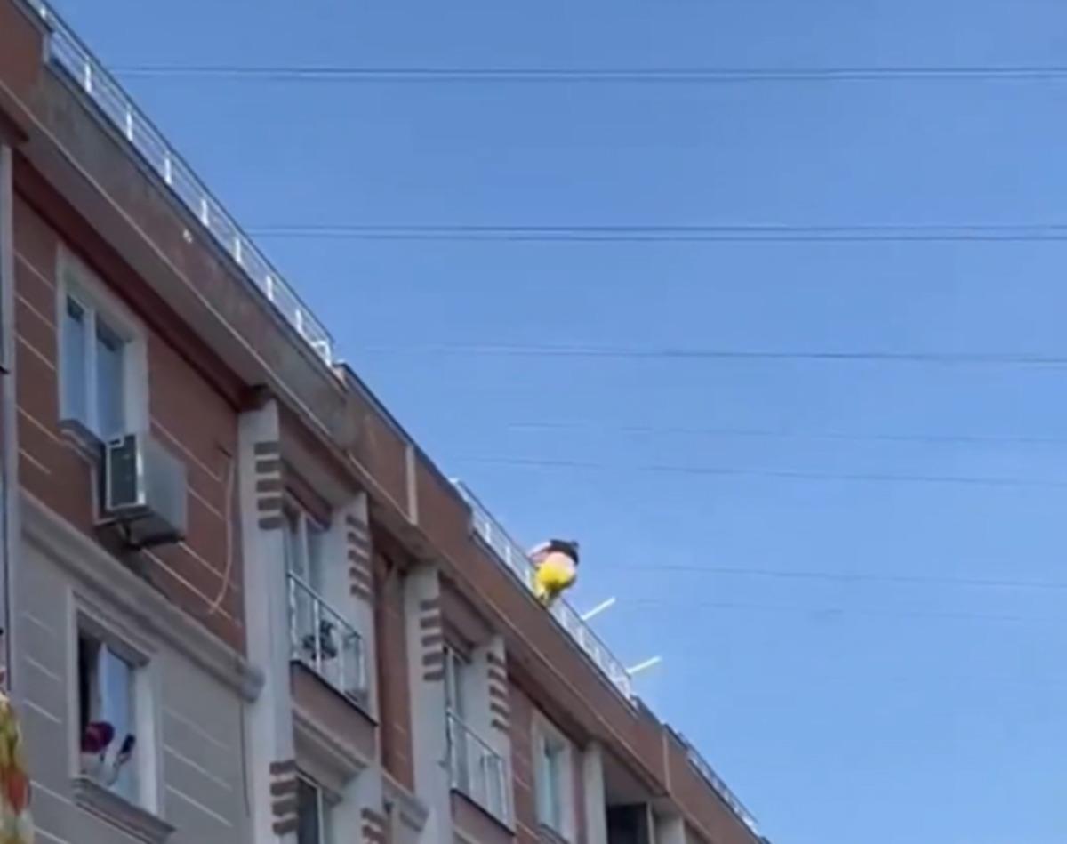 Dehşet anları! Esenyurt’ta ailevi sorunlar yaşayan kadın 4. kattan aşağı atladı 1