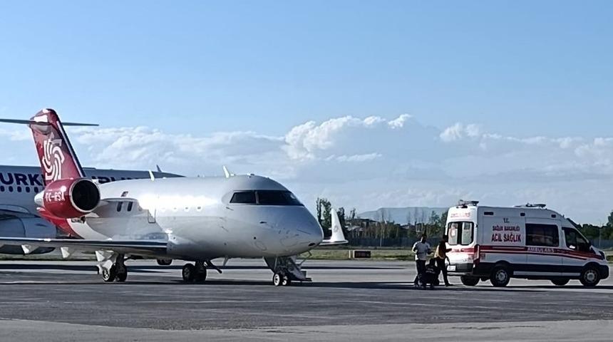 Van ve Muş'ta 2 hasta bebek ambulans u&ccedil;akla İstanbul'a sevk edildi
